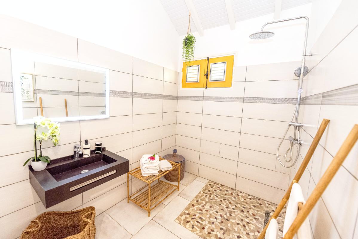 31.Location villa piscine Marie Galante Guadeloupe_Salle de douche